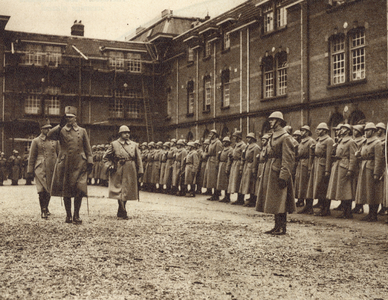 99625 Afbeelding van de laatste inspectie van de troepen van het Korps Luchtdoel Artillerie, op de binnenplaats van de ...